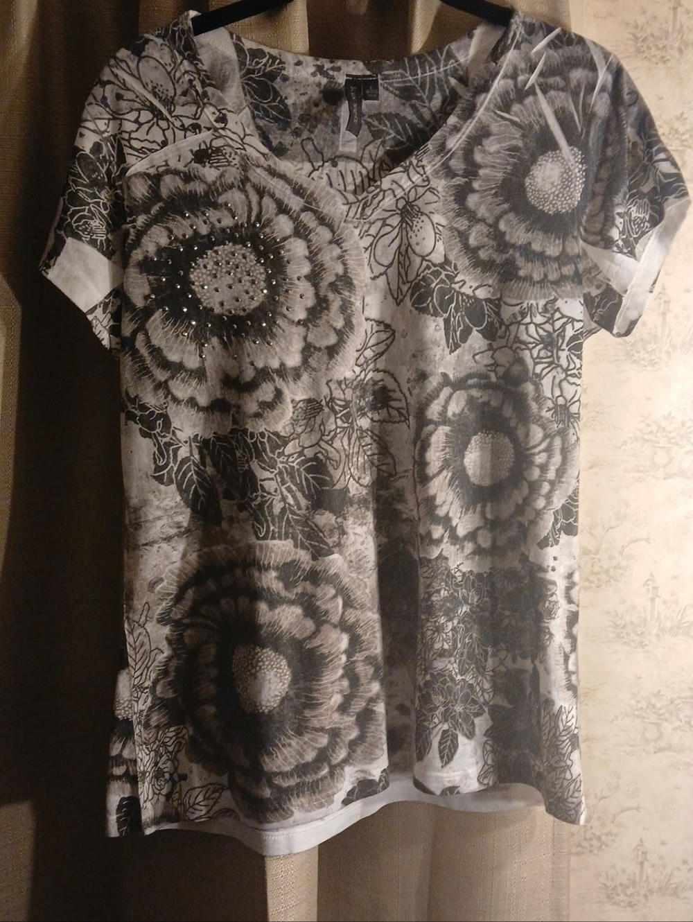 Susan Lawrence Gray and Black Floral V-Neck Short Sleeve Top
